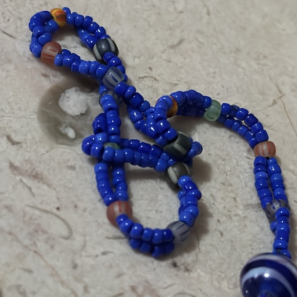 Free-New Handmade Bracelet-Seed Beads in Blue-Vintage Glass Bead Closure - Picture 6 of 12